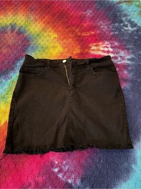 Black Frayed Hem Mini Skirt - Classic Casual Style